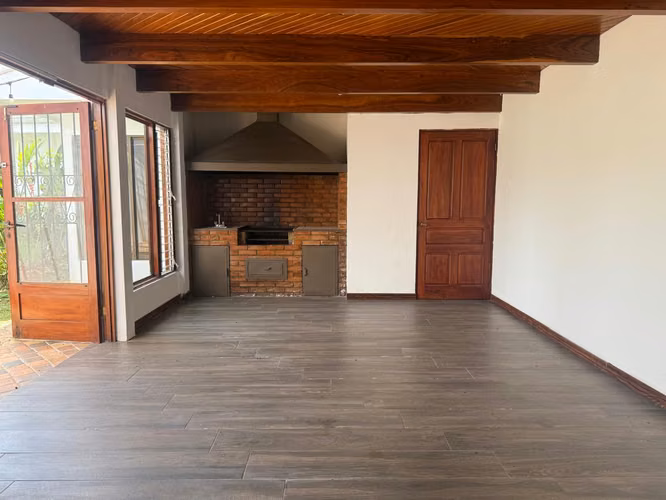 EN VENTA- AMPLIA CASA DE UNA PLANTA - Pinares de Curridabat - Imagen 7