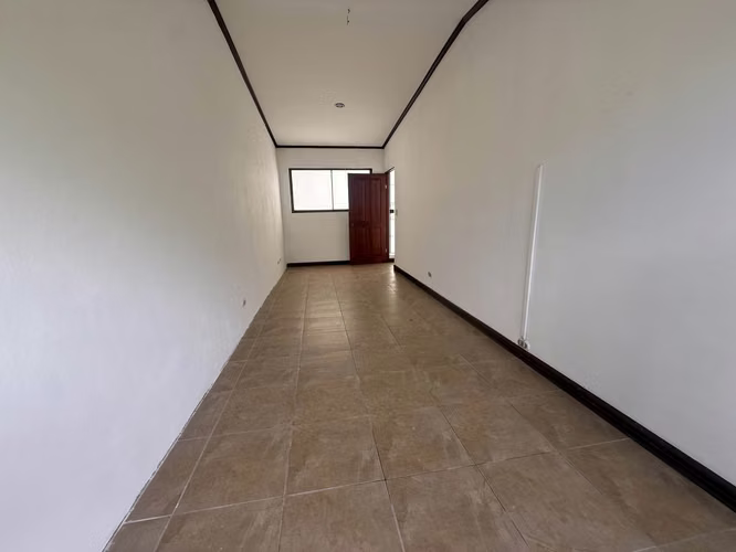 EN VENTA- AMPLIA CASA DE UNA PLANTA - Pinares de Curridabat - Imagen 18