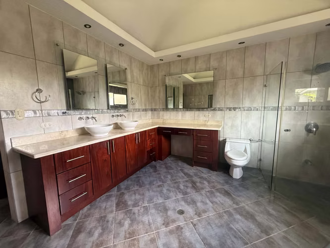 EN VENTA- AMPLIA CASA DE UNA PLANTA - Pinares de Curridabat - Imagen 11