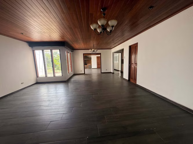 EN VENTA- AMPLIA CASA DE UNA PLANTA - Pinares de Curridabat - Imagen 6