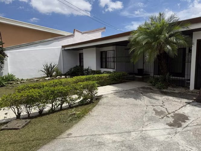 EN VENTA- AMPLIA CASA DE UNA PLANTA - Pinares de Curridabat - Imagen 2