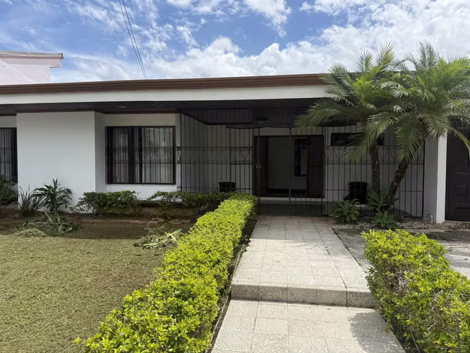 EN VENTA- AMPLIA CASA DE UNA PLANTA - Pinares de Curridabat - Imagen 3