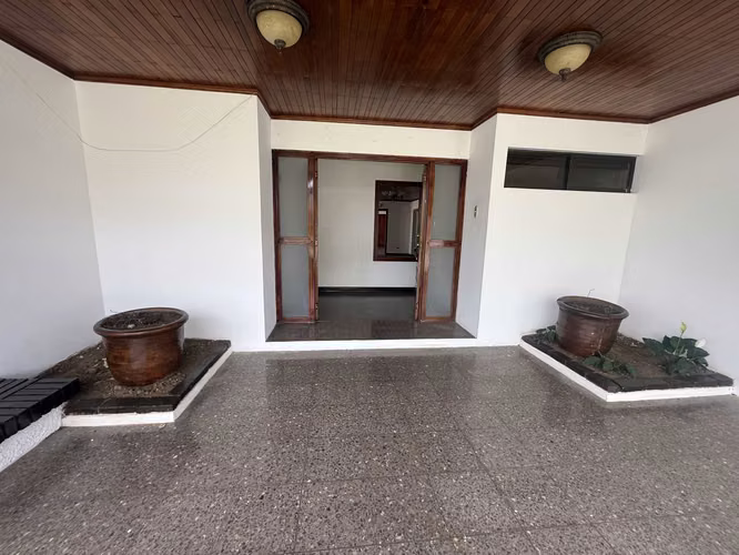 EN VENTA- AMPLIA CASA DE UNA PLANTA - Pinares de Curridabat - Imagen 4