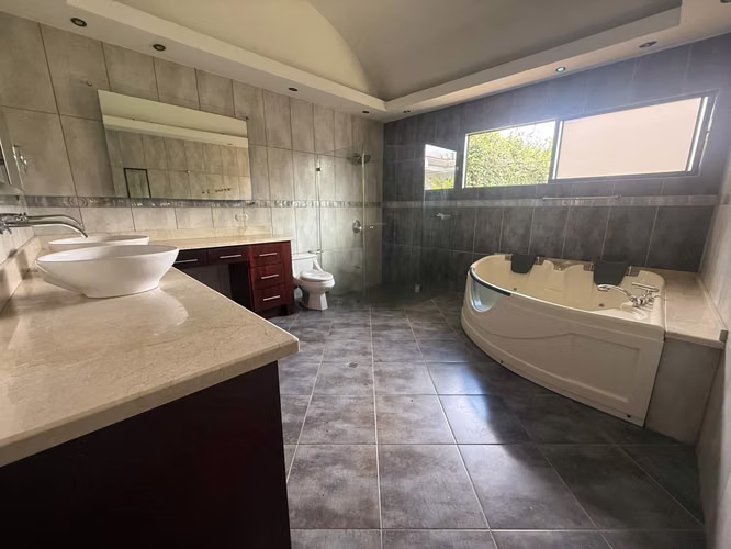 EN VENTA- AMPLIA CASA DE UNA PLANTA - Pinares de Curridabat - Imagen 13