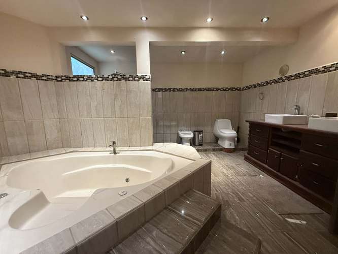 Venta de amplia casa en Residencial - KM - Imagen 9
