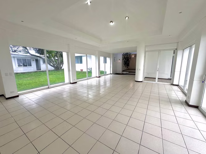 SE ALQUILA IMPRESIONANTE CASA EN ROHRMOSER NUNCIATURA