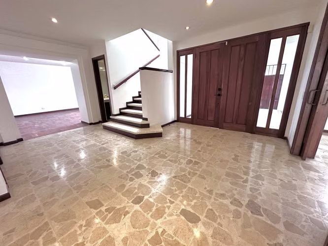 SE ALQUILA IMPRESIONANTE CASA EN ROHRMOSER NUNCIATURA