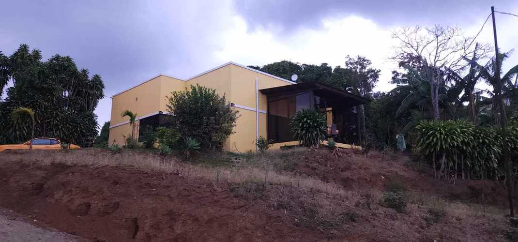 Casa de concepto abierto en Naranjo, con vistas espectaculares y clima fresco.