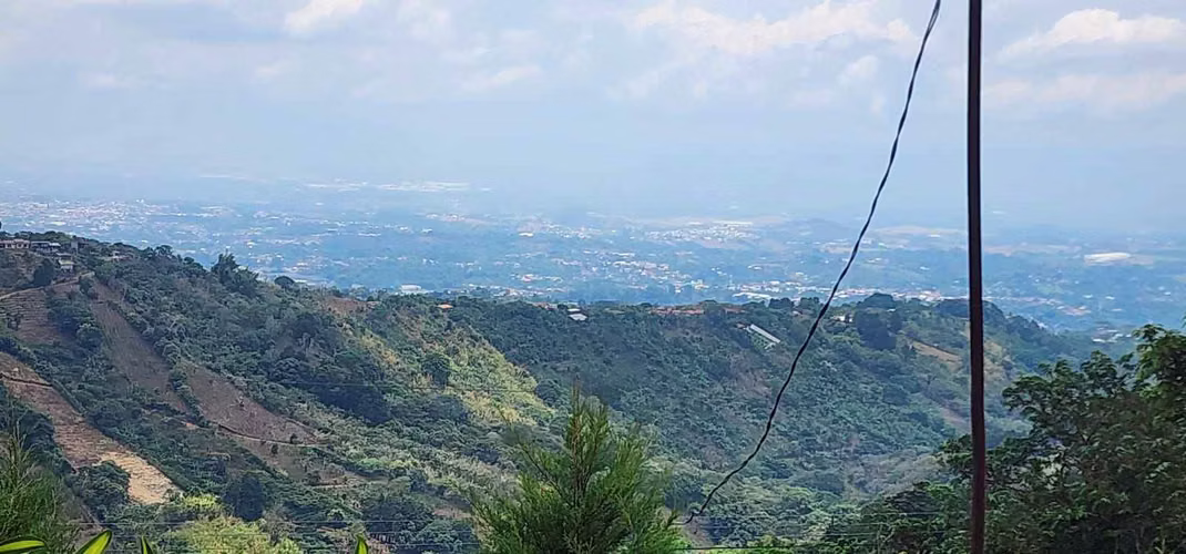 Casa de concepto abierto en Naranjo, con vistas espectaculares y clima fresco.
