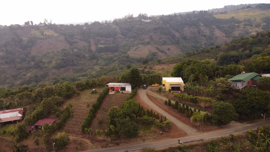 Casa de concepto abierto en Naranjo, con vistas espectaculares y clima fresco.