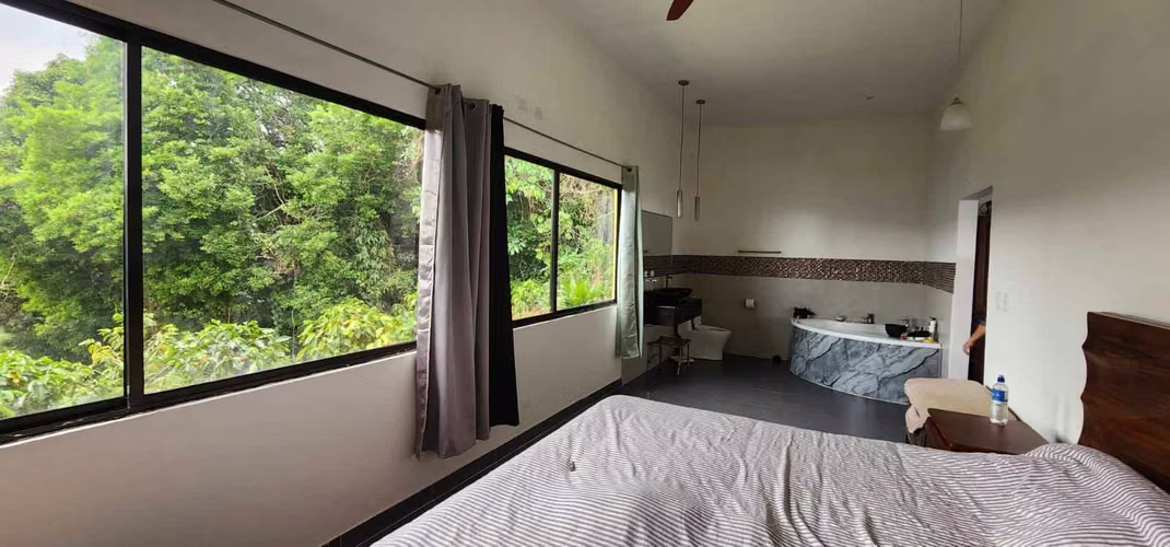 Casa de concepto abierto en Naranjo, con vistas espectaculares y clima fresco.