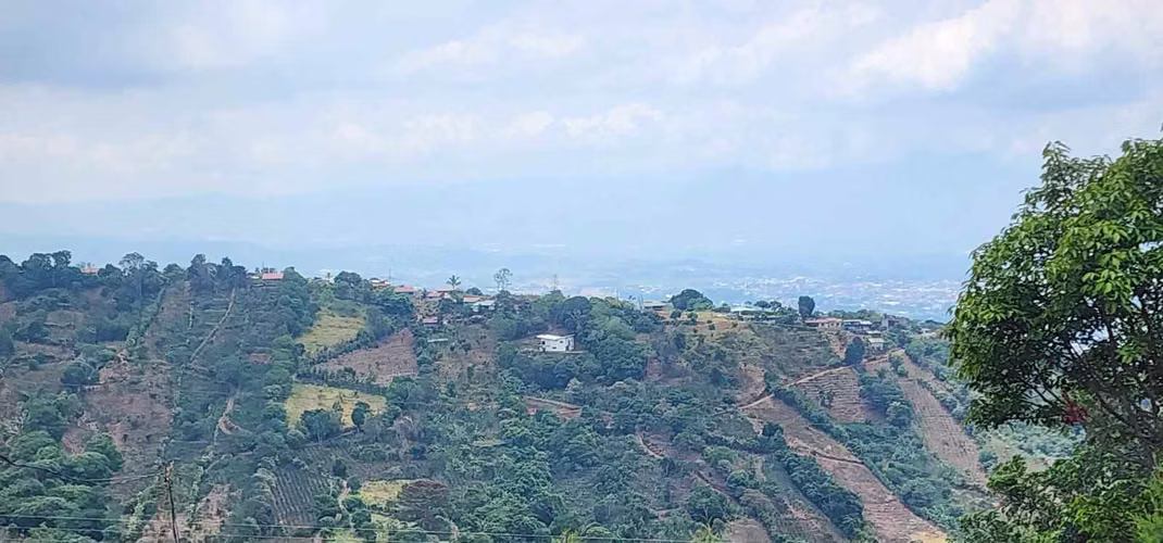 Casa de concepto abierto en Naranjo, con vistas espectaculares y clima fresco.