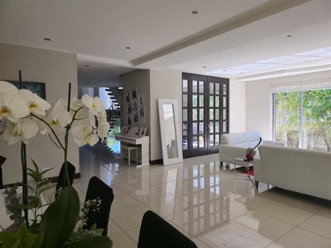 ALQUILER/VENTA – CASA CONTEMPORÁNEA EN ESCAZÚ*