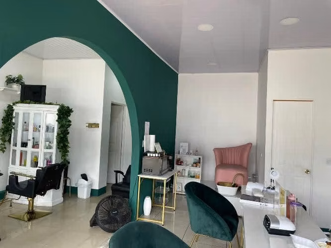 Venta de edificio con locales y apartamentos en Barrio Aranjuez -EU