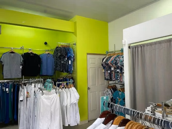 Venta de edificio con locales y apartamentos en Barrio Aranjuez -EU