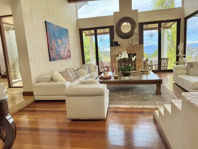 VENTA HERMOSA MANSIÓN APOSENTO ALTO EN ESCAZÚ