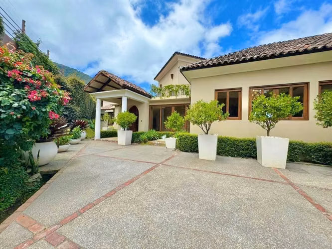 VENTA HERMOSA MANSIÓN APOSENTO ALTO EN ESCAZÚ