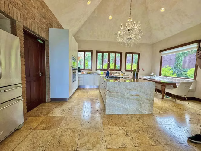 VENTA HERMOSA MANSIÓN APOSENTO ALTO EN ESCAZÚ