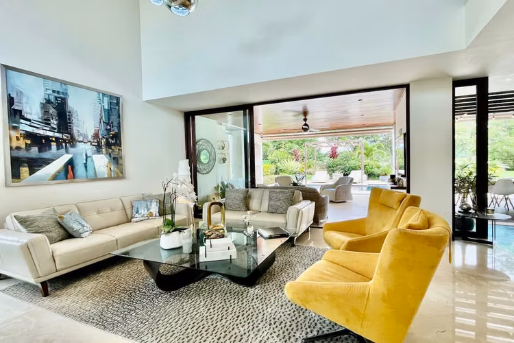 Se Vende Hermosa Casa Luxury Contemporánea con Piscina y Vista al Golf en Valle del Sol, Santa Ana.