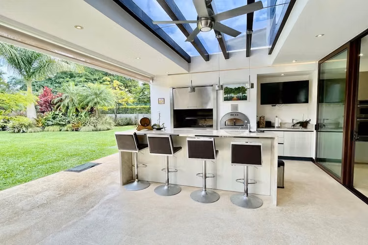 Se Vende Hermosa Casa Luxury Contemporánea con Piscina y Vista al Golf en Valle del Sol, Santa Ana.