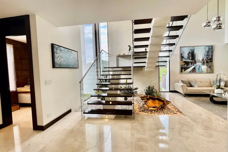 Se Vende Hermosa Casa Luxury Contemporánea con Piscina y Vista al Golf en Valle del Sol, Santa Ana.
