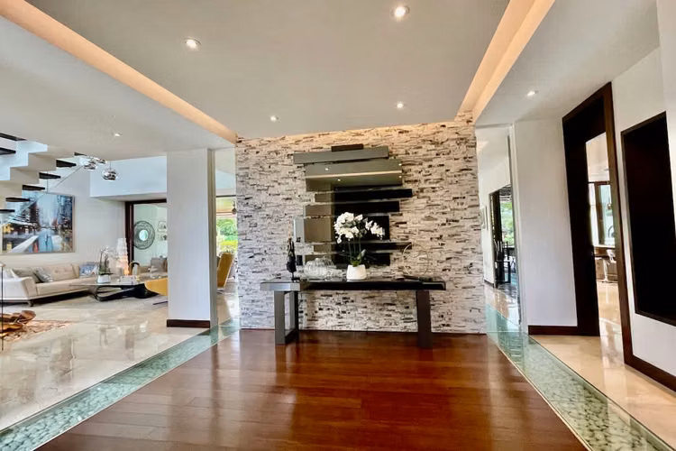 Se Vende Hermosa Casa Luxury Contemporánea con Piscina y Vista al Golf en Valle del Sol, Santa Ana.