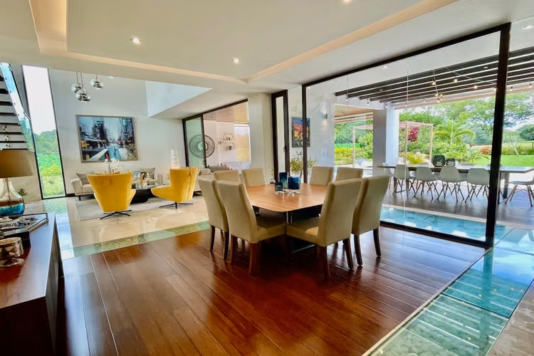 Se Vende Hermosa Casa Luxury Contemporánea con Piscina y Vista al Golf en Valle del Sol, Santa Ana.
