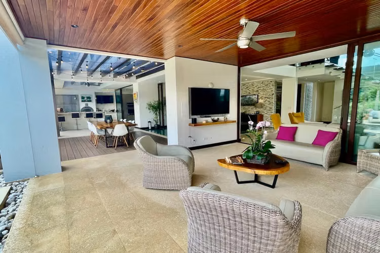 Se Vende Hermosa Casa Luxury Contemporánea con Piscina y Vista al Golf en Valle del Sol, Santa Ana.