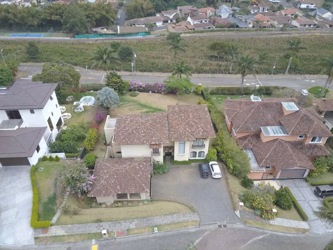 id # 40119 Exclusiva residencia en venta – Colinas de Montealegre