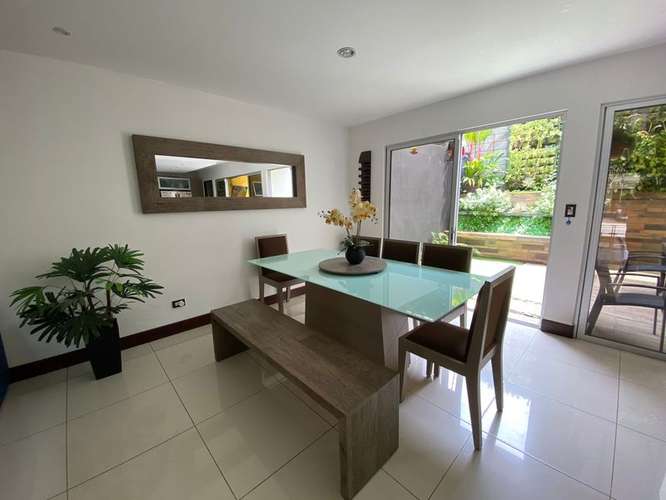En Venta | Casa de 4 Habitaciones con Terraza en Condominio con Piscina – Santa Ana 23958 - Imagen 8