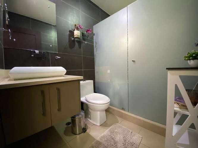 En Venta | Casa de 4 Habitaciones con Terraza en Condominio con Piscina – Santa Ana 23958 - Imagen 7