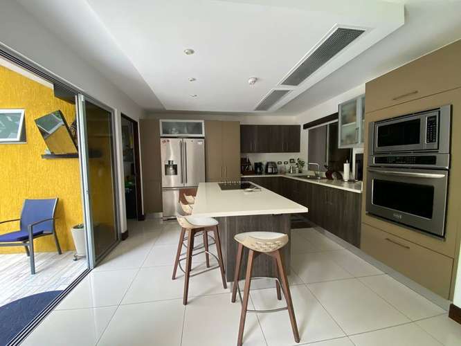 En Venta | Casa de 4 Habitaciones con Terraza en Condominio con Piscina – Santa Ana 23958 - Imagen 2