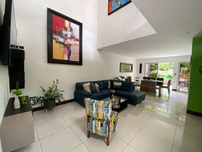 En Venta | Casa de 4 Habitaciones con Terraza en Condominio con Piscina – Santa Ana 23958 - Imagen 3