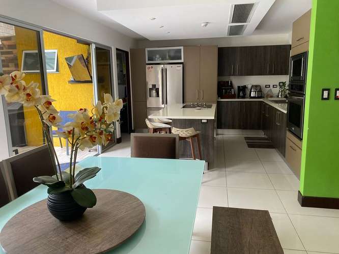 En Venta | Casa de 4 Habitaciones con Terraza en Condominio con Piscina – Santa Ana 23958 - Imagen 5