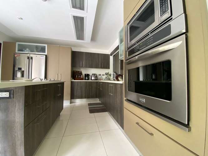 En Venta | Casa de 4 Habitaciones con Terraza en Condominio con Piscina – Santa Ana 23958 - Imagen 4