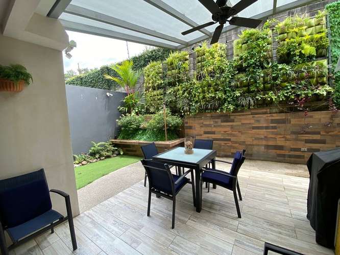 En Venta | Casa de 4 Habitaciones con Terraza en Condominio con Piscina – Santa Ana 23958 - Imagen 11