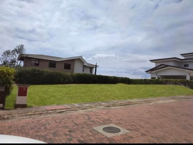 Se vende lindo lote - Condominio La Riviera - Imagen 3