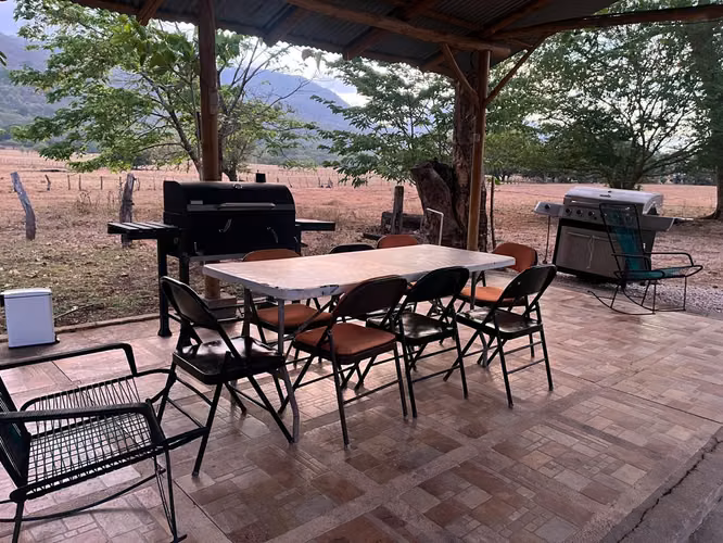 Casa Estilo Cabaña con Piscina y Terreno de 27.800 m² – Quebrada Honda, - Imagen 3