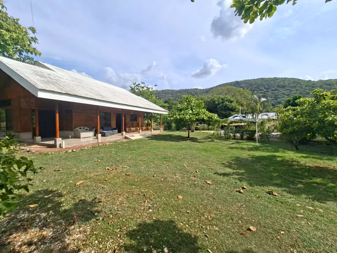 Casa Estilo Cabaña con Piscina y Terreno de 27.800 m² – Quebrada Honda, - Imagen 14