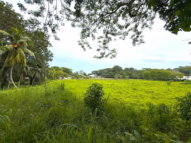 Se vende espectacular Terreno en Playa Agujas (MV).
