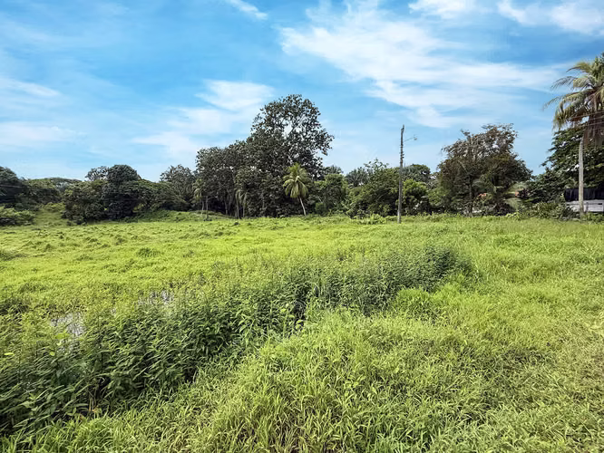 Se vende espectacular Terreno en Playa Agujas (MV).