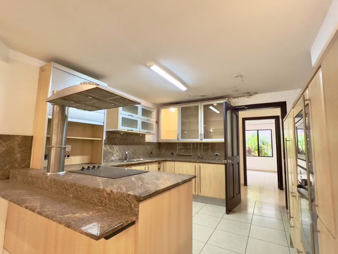 Escazu - Piscina Propia - 7 habitaciones - Para REMODELAR - Apto independiente