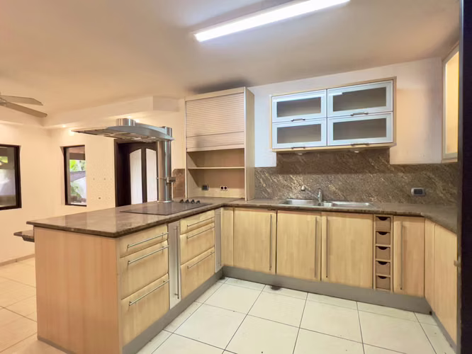Escazu - Piscina Propia - 7 habitaciones - Para REMODELAR - Apto independiente