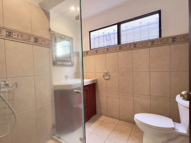 Escazu - Piscina Propia - 7 habitaciones - Para REMODELAR - Apto independiente