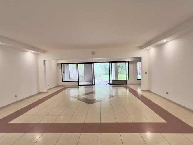 Escazu - Piscina Propia - 7 habitaciones - Para REMODELAR - Apto independiente