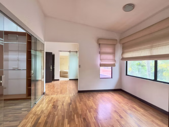 Escazu - Piscina Propia - 7 habitaciones - Para REMODELAR - Apto independiente