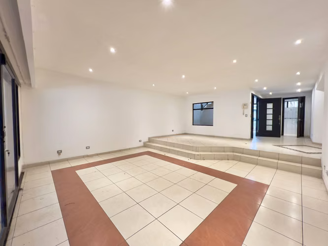 Escazu - Piscina Propia - 7 habitaciones - Para REMODELAR - Apto independiente