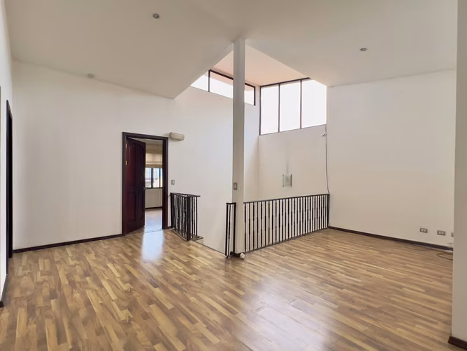 Escazu - Piscina Propia - 7 habitaciones - Para REMODELAR - Apto independiente
