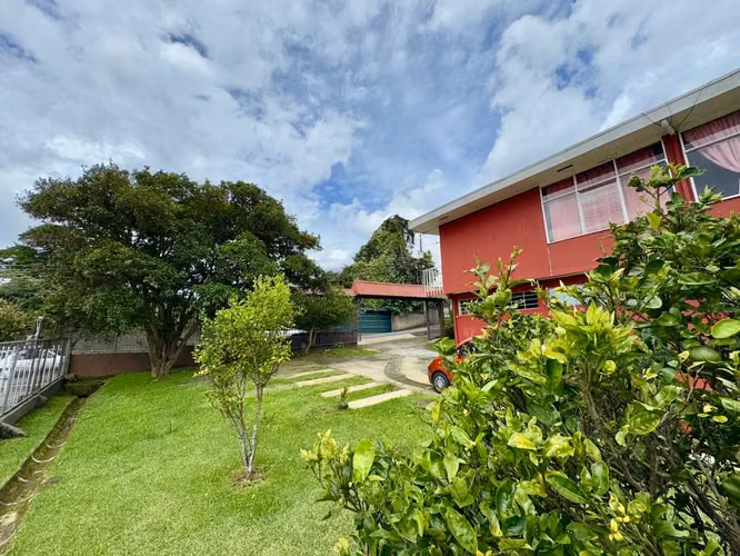 Se Vende Propiedad con 3 apartamentos independientes Uso de Suelo Mixto