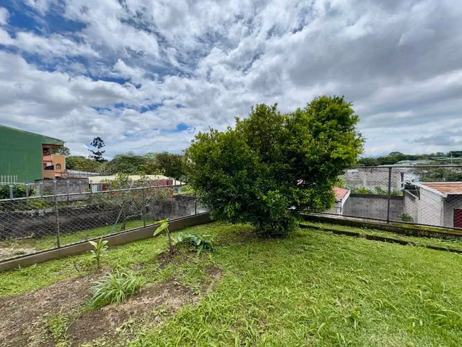 Se Vende Propiedad con 3 apartamentos independientes Uso de Suelo Mixto